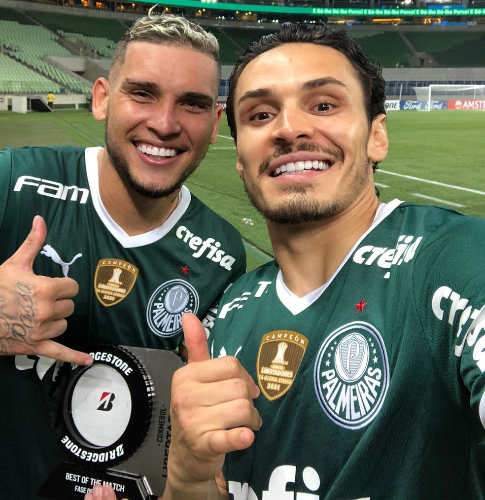 Rafael Navarro e Raphael Veiga aps uma das goleadas do Palmeiras  Foto: Divulgao