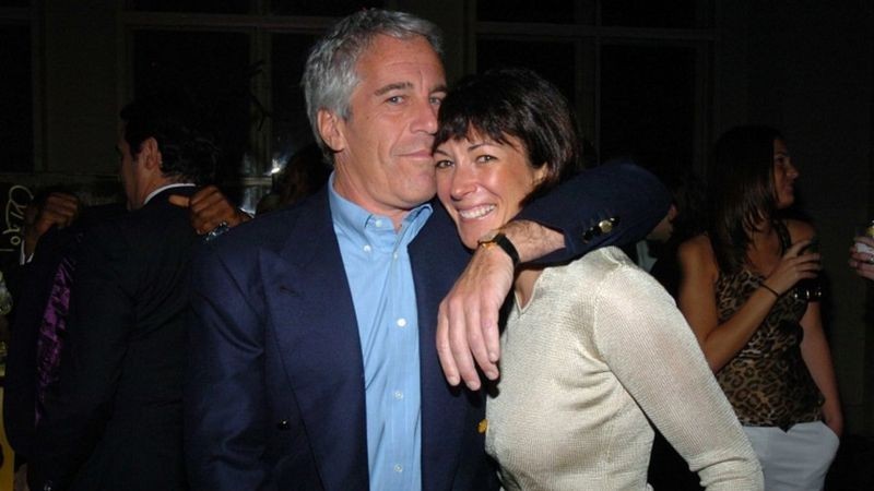 Jeffrey Epstein e Ghislaine Maxwell em foto de 2005; segundo acusação, ela tinha papel de aliciar vítimas (Foto: Getty Images via BBC News)