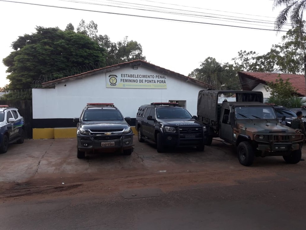 Forças policiais no presídio feminino de Ponta Porã  — Foto: Carlos da Cruz/TV Morena