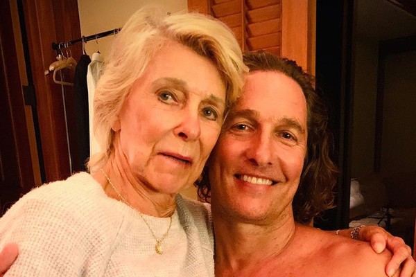 Matthew McConaughey com sua mãe, Kay (Foto: Reprodução / Instagram)