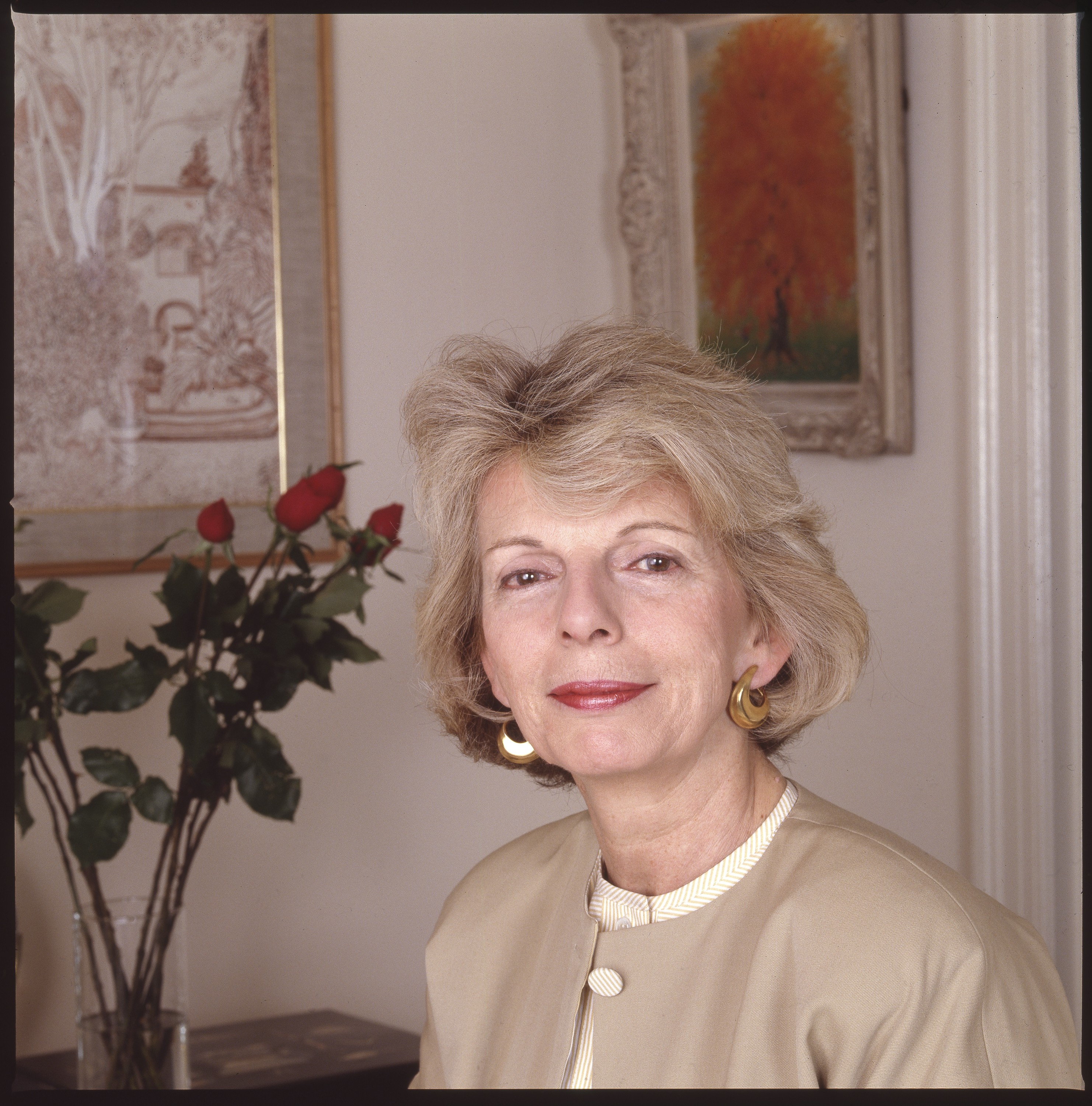 Portrait of American magazine editor Grace Mirabella as she poses in her home, New York, New York, February 16, 1989. (Photo by Michel Delsol/Getty Images) (Foto: Michel Delsol Getty Images)