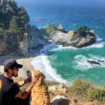 Dirigindo um fusca branco, Jesse Koz viajava em direção ao Alaska, nos Estados Unidos, desde 2017, na companhia de seu cão, o golden retriever Shurastey — Foto: Reprodução / Instagram