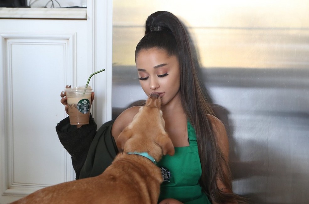 Starbucks Lanca Bebida Inspirada Em Ariana Grande Celebridades Glamour