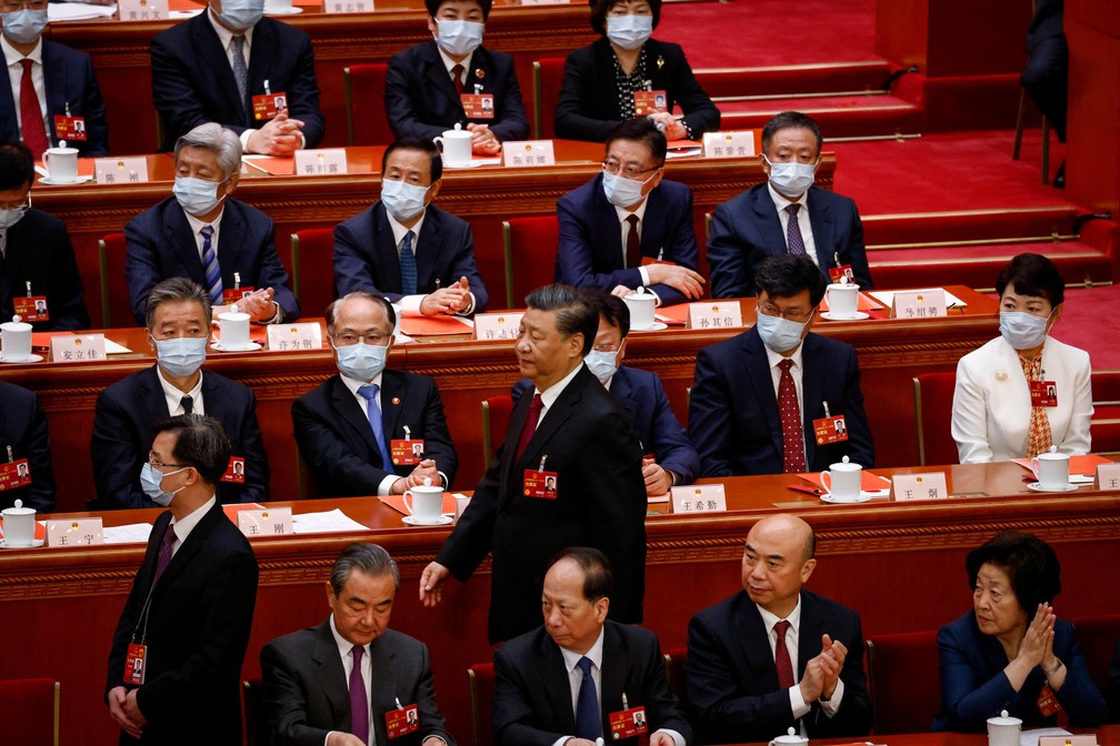O presidente chinês Xi Jinping retorna ao seu assento após votar durante a Terceira Sessão Plenária do Congresso Nacional do Povo (APN) no Grande Salão do Povo, em Pequim, China, em 10 de março de 2023. — Foto: MARK R. CRISTINO/Pool via REUTERS