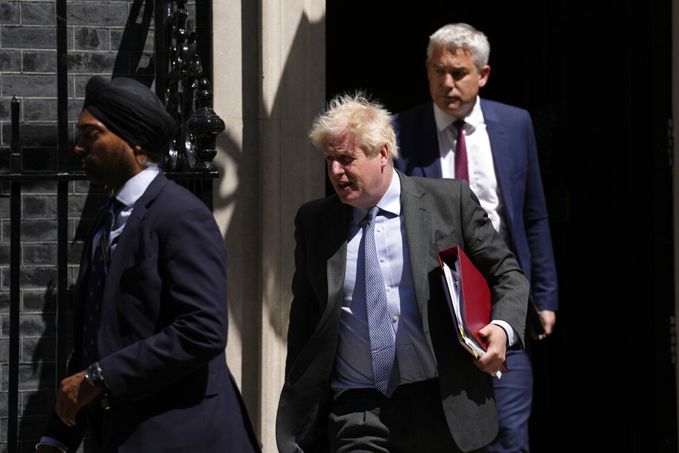 O primeiro-ministro do Reino Unido, Boris Johnson, chega ao Parlamento, onde falou sobre o desaparecimento do jornalista britânico Dom Phillips na Amazônia, em 15 de junho de 2022. — Foto: Associated Press