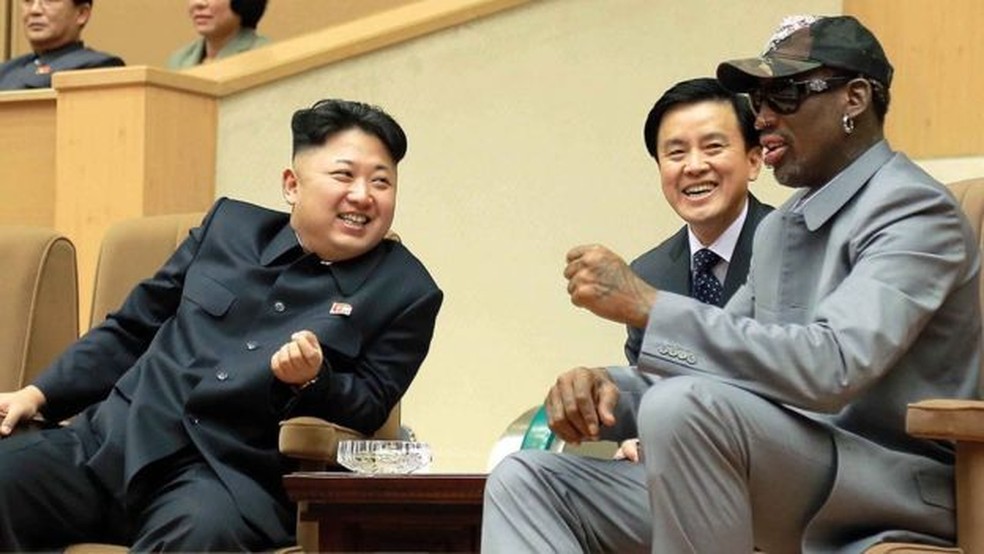 O ditador da Coreia do Norte, Kim Jong-un, conversa com Dennis Rodman em uma das visitas do ex-atleta ao país — Foto: AFP