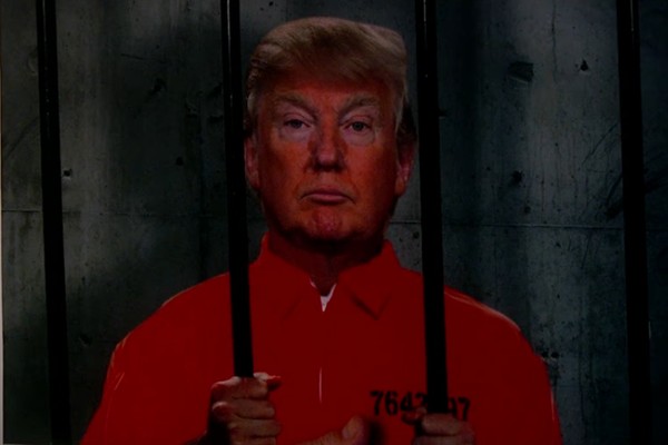 Uma montagem com Donald Trump preso mostrada na esquete do apresentador Jimmy Kimmel (Foto: Reprodução)