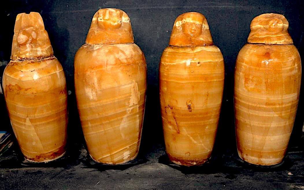Tumba general egípcio e sua família de 2,5 mil anos é encontrada em Minya. Acima: potes canópicos (Foto: Ministry of Tourism and Antiquities وزارة السياحة والآثار﻿)
