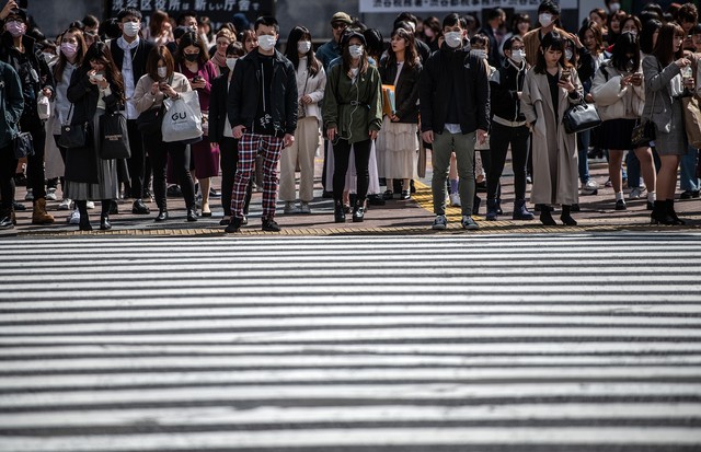 TOKYO, JAPAN - MARCH 11: People, some wearing face masks, wait to walk over Shibuya crossing on March 11, 2020 in Tokyo, Japan. Japan has seen Covid-19 infections rise by 59 new cases today, its biggest increase since the outbreak began. Total infections  (Foto: Getty Images)