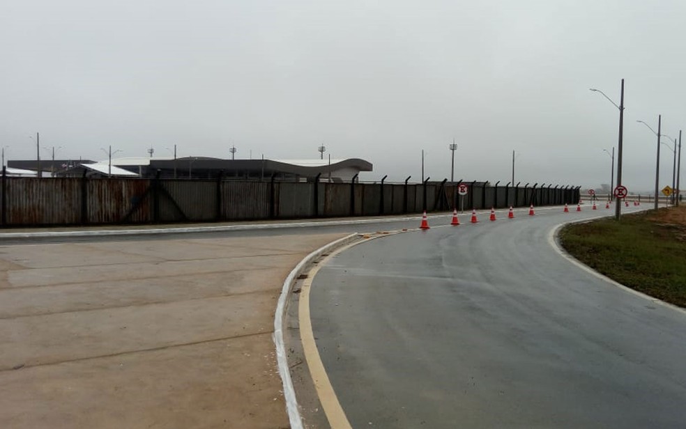Aeroporto Glauber Rocha, novo terminal aéreo de Vitória da Conquista, foi isolado com tapumes para inauguração nesta terça-feira (23) — Foto: Judson Almeida/TV Sudoeste