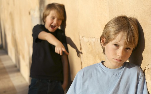 Criança de 7 anos para de comer e emagrece 8 kg por bullying na escola