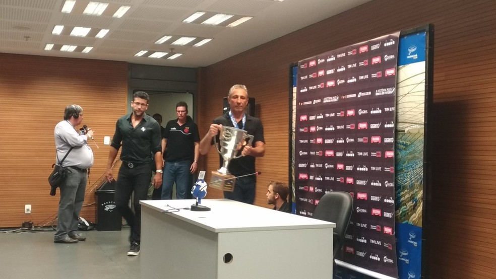 Valentim e Campello chegaram para a coletiva com o troféu da Taça Guanabara — Foto: Vicente Seda