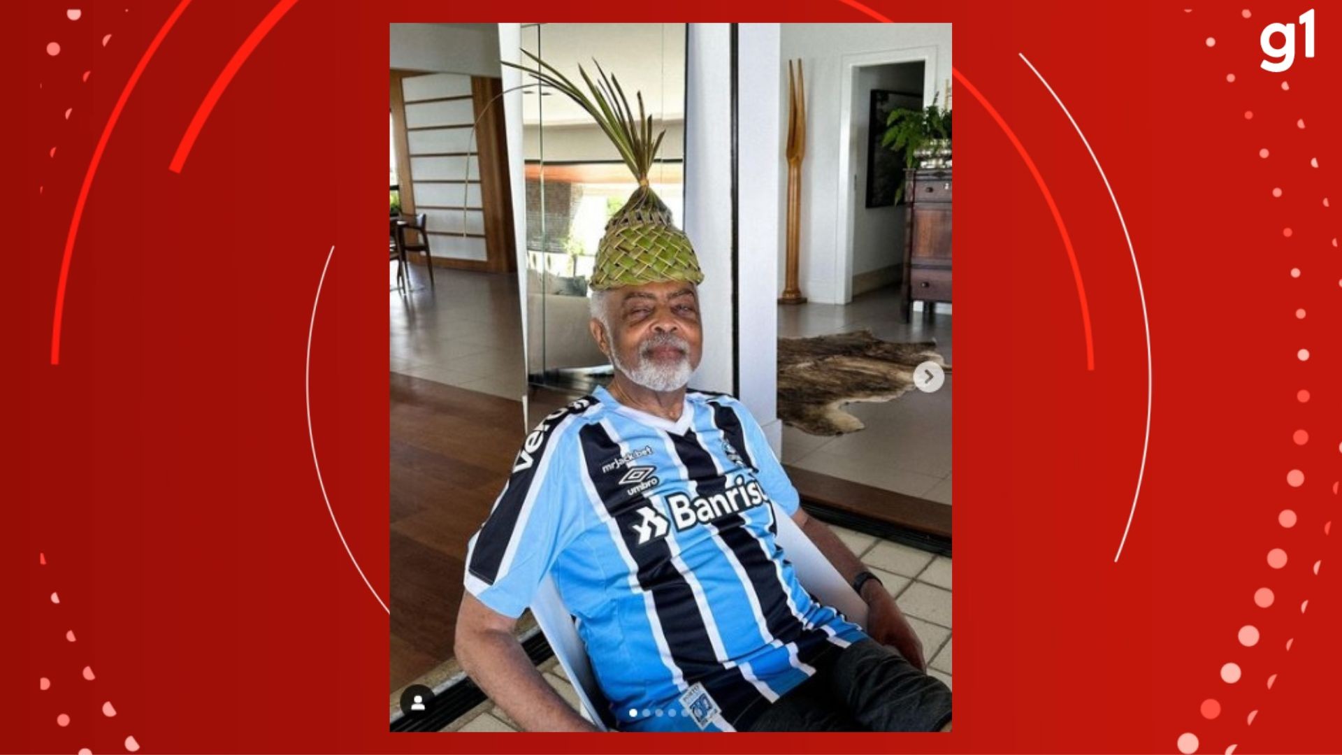 Neta de Gilberto Gil publica clique do avô vestindo camisa do Grêmio em Salvador; veja foto