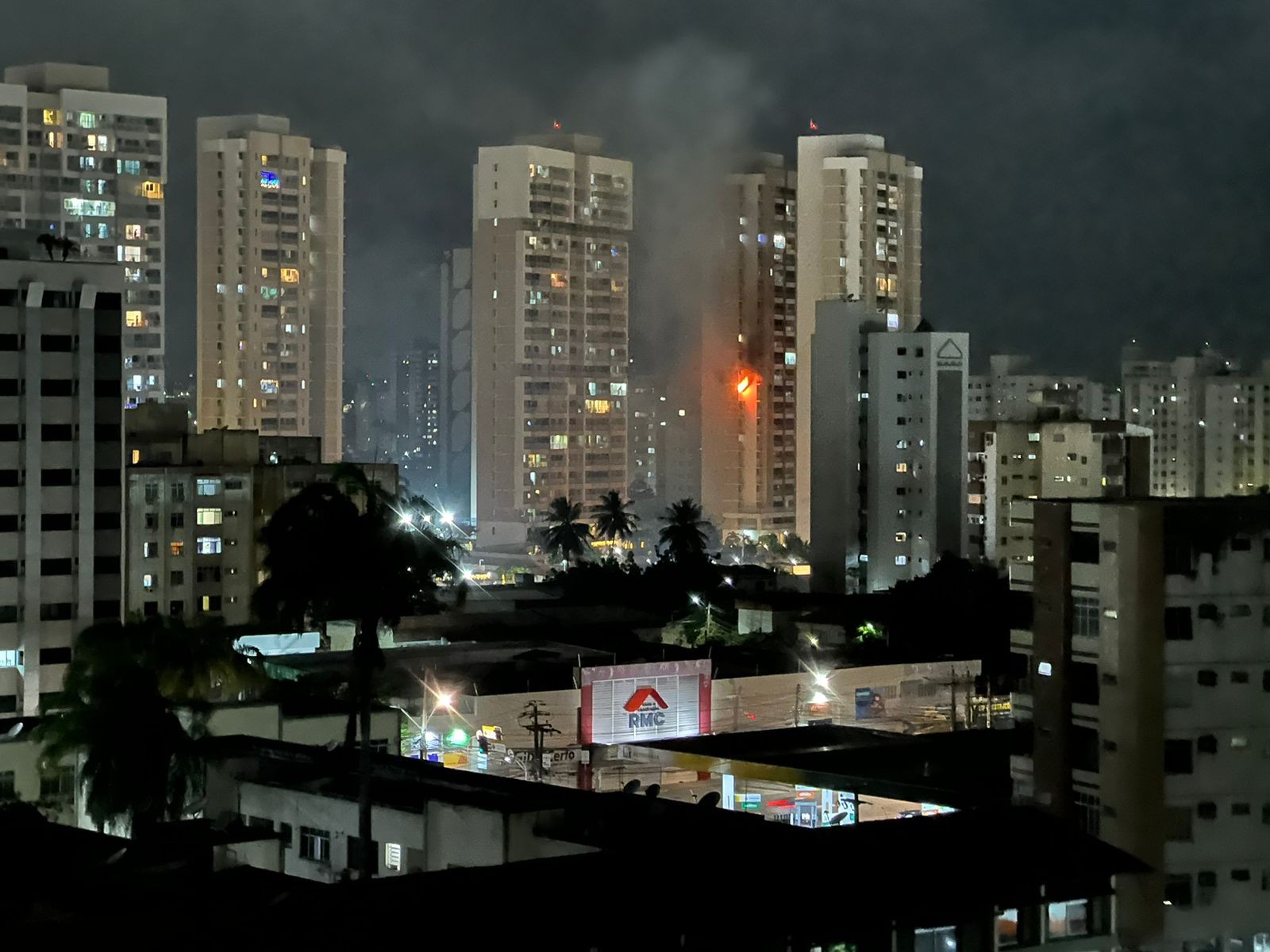 Incêndio atinge apartamento em prédio no Bairro Papicu em Fortaleza; vídeo