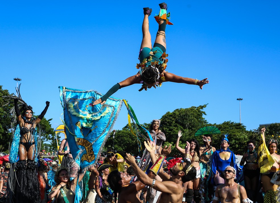 Orquestra Voadora tem acrobatas entre os integrantes — Foto: Fernando Maia/Riotur