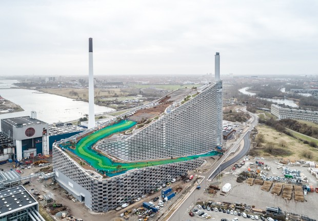 Vista aérea da grande instalação que vai gerar energia a mais de 60 mil lares na Dinamarca (Foto: Divulgação/Bjarke Ingels Group)