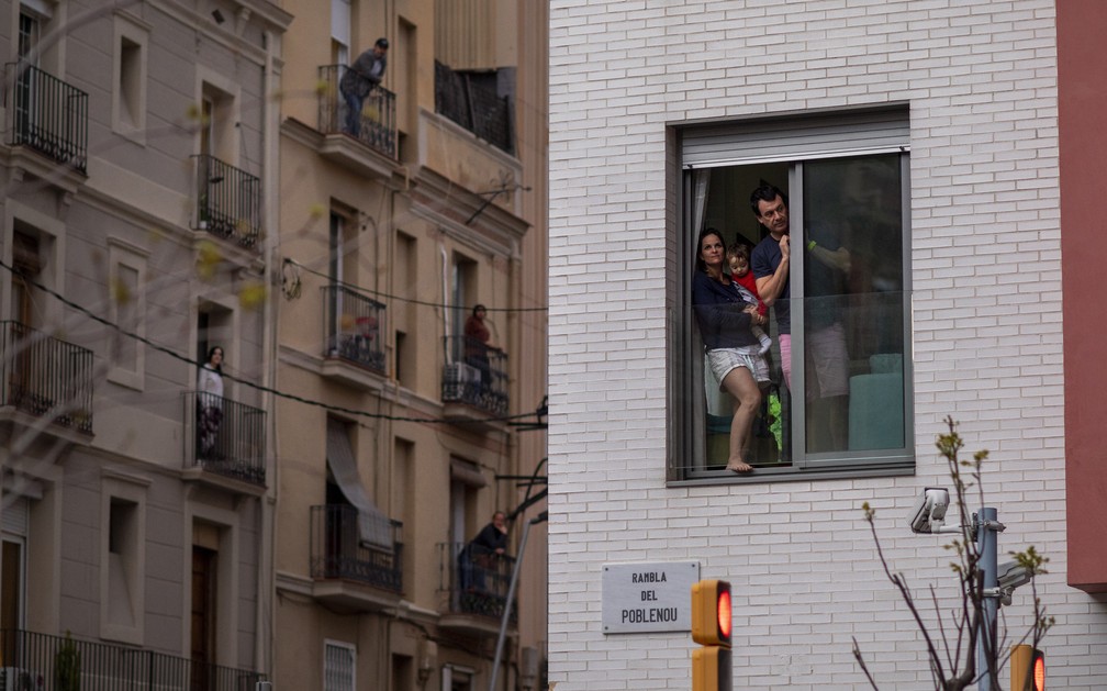 29 de março - Moradores confinados em casa durante lockdown por conta de pandemia do coronavírus em Barcelona, na Espanha. — Foto: Emilio Morenatti/AP