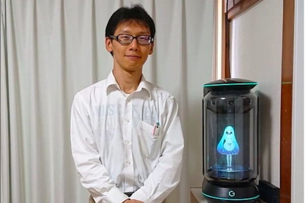 O professor japonês Akihiko Kondo com o holograma de sua esposa (Foto: Instagram)