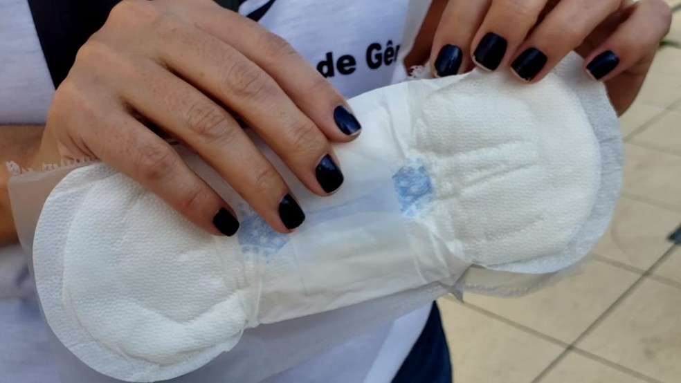 Muitas mulheres não têm acesso a absorventes íntimos e formas adaptadas para conter o fluxo podem trazer riscos à saúde — Foto: Alice Sousa/G1