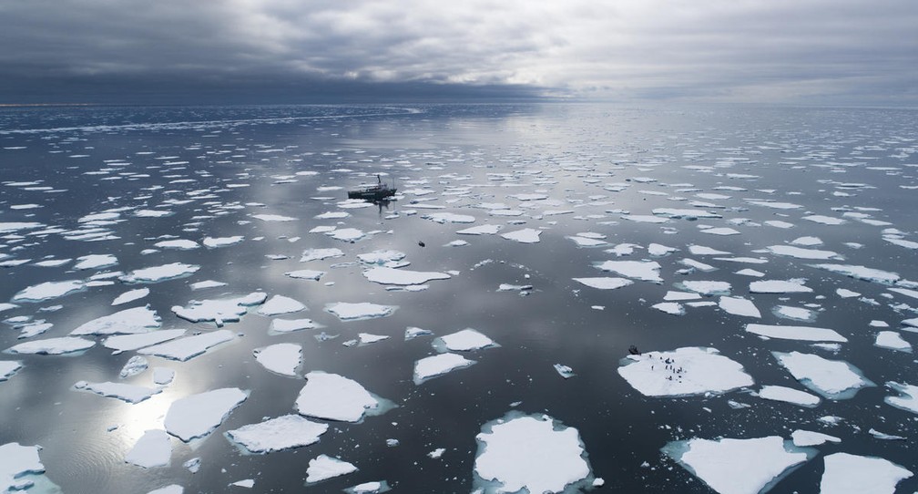 Embarcação navega entre pedaços de degelo no mar do ártico — Foto: Christian Aslund/Greenpeace/Divulgação