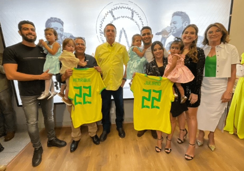 Jair Bolsonaro, a dupla Henrique e Juliano, e suas respectivas famílias