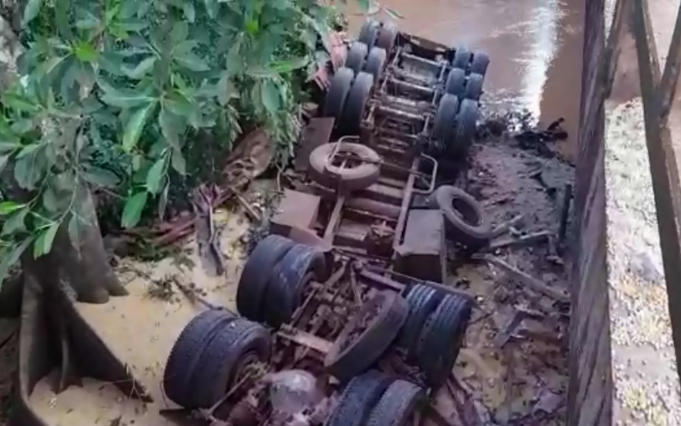 Caminhão que caiu de ponte em Rio Verde — Foto: Reprodução/PRF