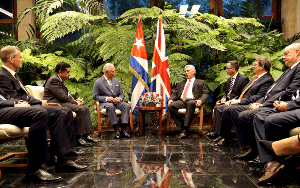 Delegações de Miguel Diaz-Canel e do príncipe Charles em reunião no Palácio da Revolução — Foto: Ernesto Mastrascusa / POOL / AFP Photo
