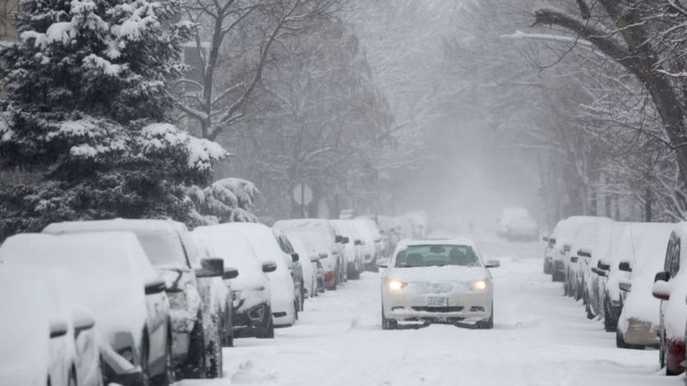 A expectativa é de que a tempestade traga ventos fortes e grandes quantidades de neve, tornando as viagens arriscadas — Foto: GETTY IMAGES via BBC