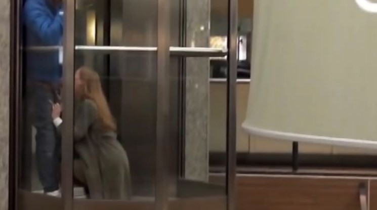 Cena de polêmico pornô: sexo em elevador panorâmico