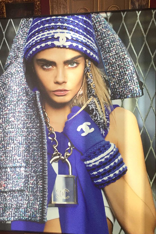 A portrait of Cara Delevingne, in a campaign for Chanel, is juxtaposed with a historic painting of Mary Magdalene (Foto: @SuzyMenkesVogue)