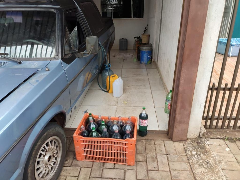 Homem estocava combustível e revendia o produto em garrafas pet — Foto: Polícia Federal 