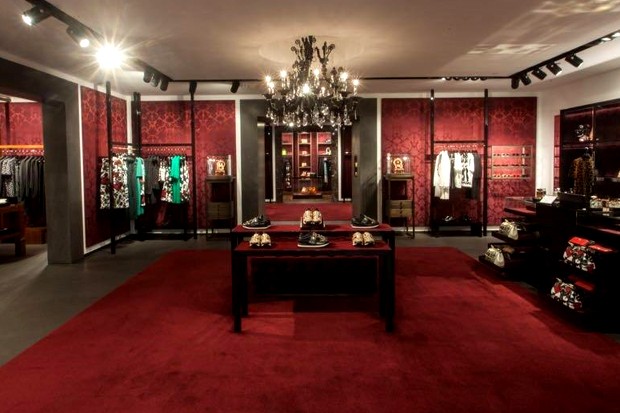 O visual do espaço segue o padrão internacional da Dolce & Gabbana (Foto: Divulgação)