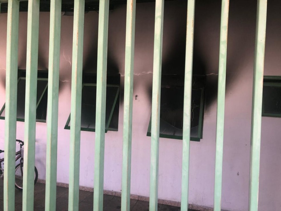 Incêndio atingiu casa na Rua Severino Zambon em Marília — Foto: Daniela Casale/Marília Notícia