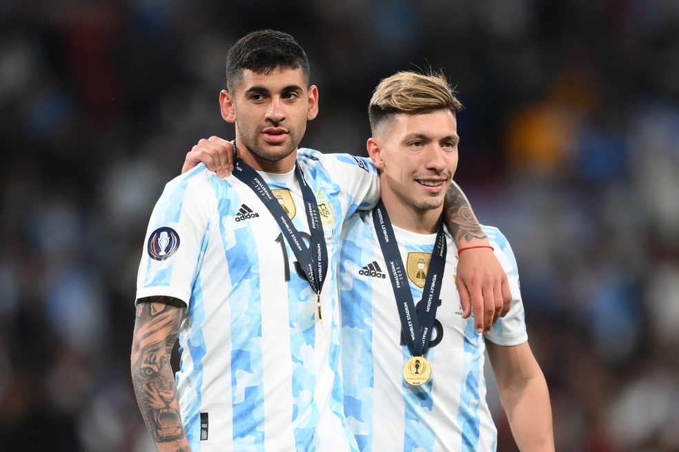 Cristian Romero e Lisandro Martínez podem disputar vaga na zaga — Foto: Shaun Botterill/Getty Images