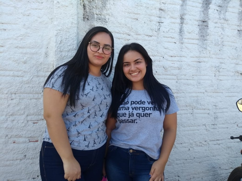 ENEM 2019 - DOMINGO (10) - PORTO VELHO (RO): As irmãs Iara Camile, de 17 anos, e Dafne Deise, de 19 anos, fizeram a prova em escolas diferentes, mas ambas estão otimistas após o segundo dia do Enem 2019. Iara, por exemplo, pensa em fazer medicina veterinária e sonha em cursar a graduação fora do país.  — Foto: Jheniffer Núbia/G1