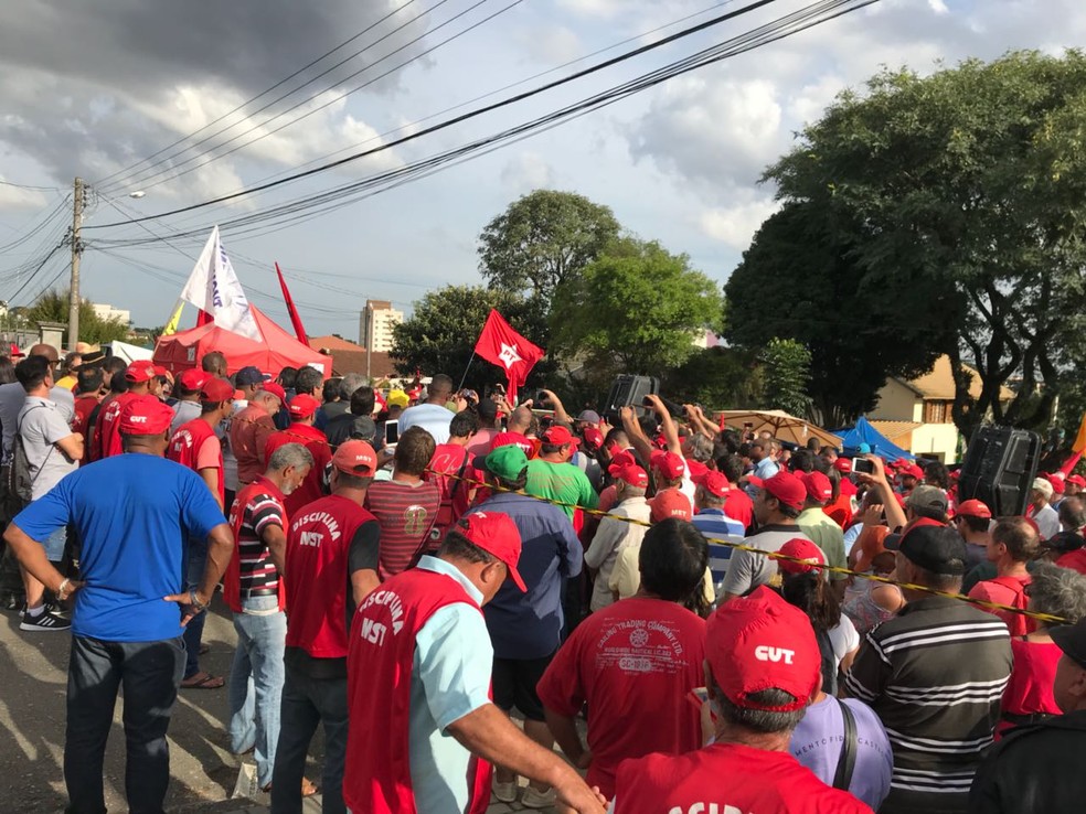 Grupo pró-Lula protesta do lado externo ao bloqueio da polícia. Área está fechada desde a noite de sábado (7). (Foto: Isabela Camargo/Globo News)