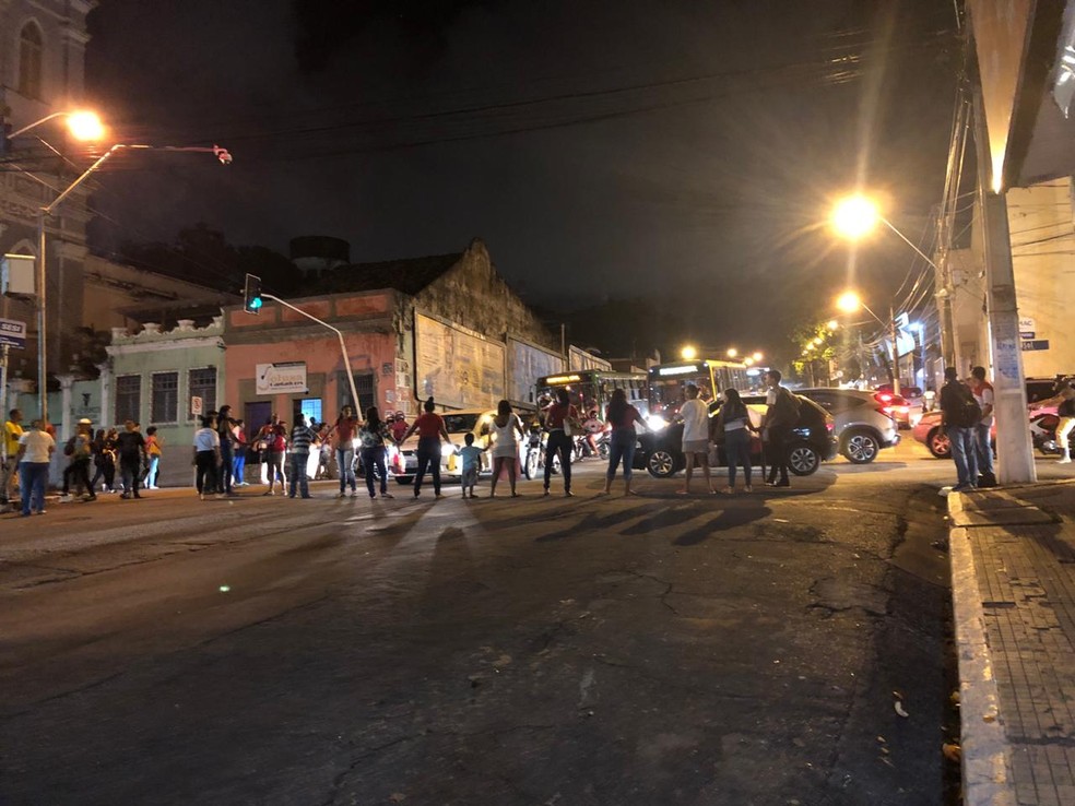 Mulheres e mÃ£es de presos fecham trÃ¢nsito no centro de MaceiÃ³ em protesto contra suspensÃ£o de visitas  â Foto: Pedro Neto/ Arquivo Pessoal