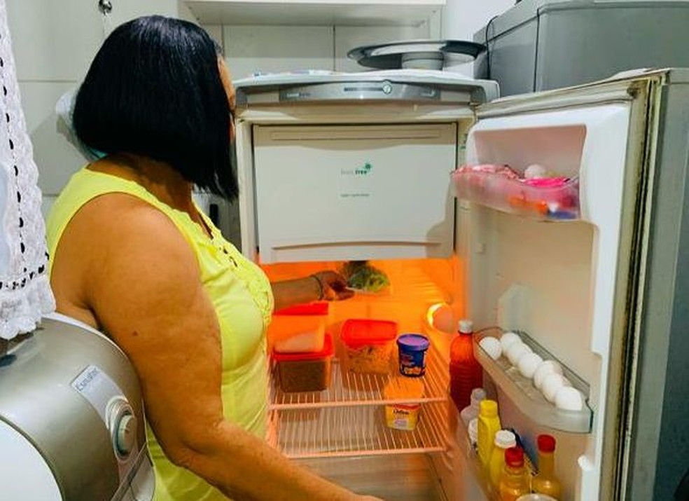 Suzete mostra que há tempos não consegue fazer uma feira que encha a geladeira — Foto: Vivi Leão/G1