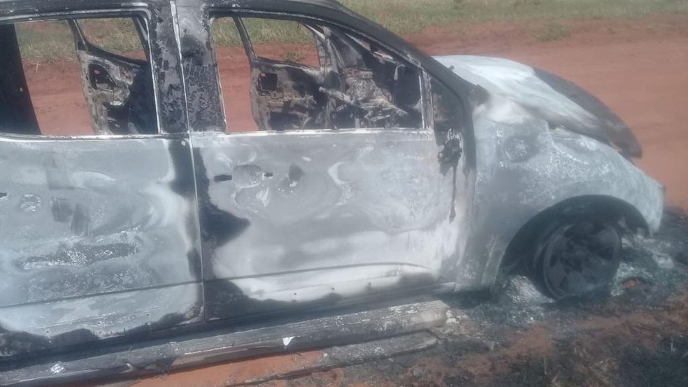 Caminhonete da fazenda foi queimado logo após o sequestro  Foto: Polícia Nacional do Paraguai/Divulgação