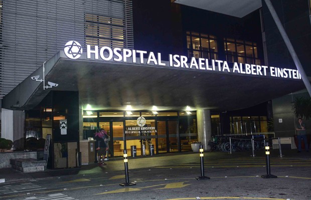 Hospital Albert Einstein, em São Paulo, para onde o casal foi encaminhado (Foto: Francisco Cepeda e Leo Franco/AgNews)
