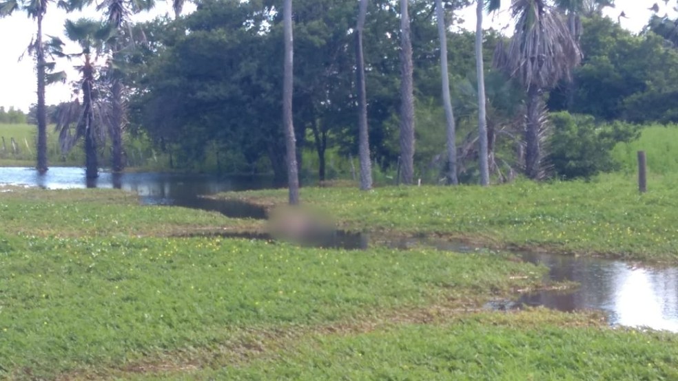 Corpo foi encontrado em rio na zona rural de Caraúbas, no Oeste potiguar — Foto: Cedida/PM