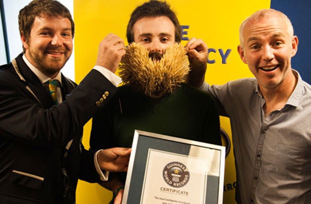 G1 - Irlandês bate recorde ao colocar 3.107 palitos na barba - notícias em  Planeta Bizarro