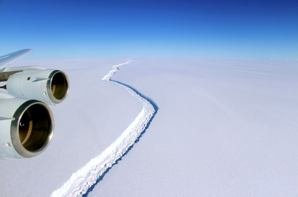 Foto de arquivo fornecida pela Nasa mostra fenda se formando no gelo da plataforma Larsen C (Foto: NASA/Handout via REUTERS/File )