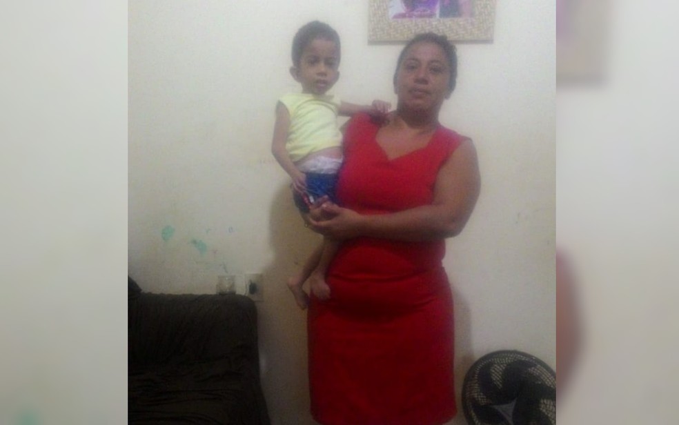 Davi e a mãe, Núbia Gonzaga, em Goiânia, Goiás — Foto: Arquivo pessoal/Núbia Cristina Gonzaga