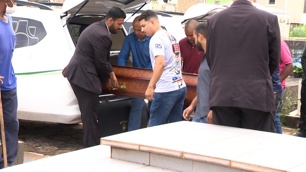Irmãos foram velados e sepultados juntos, em Presidente Prudente (SP) — Foto: TV Fronteira/Reprodução