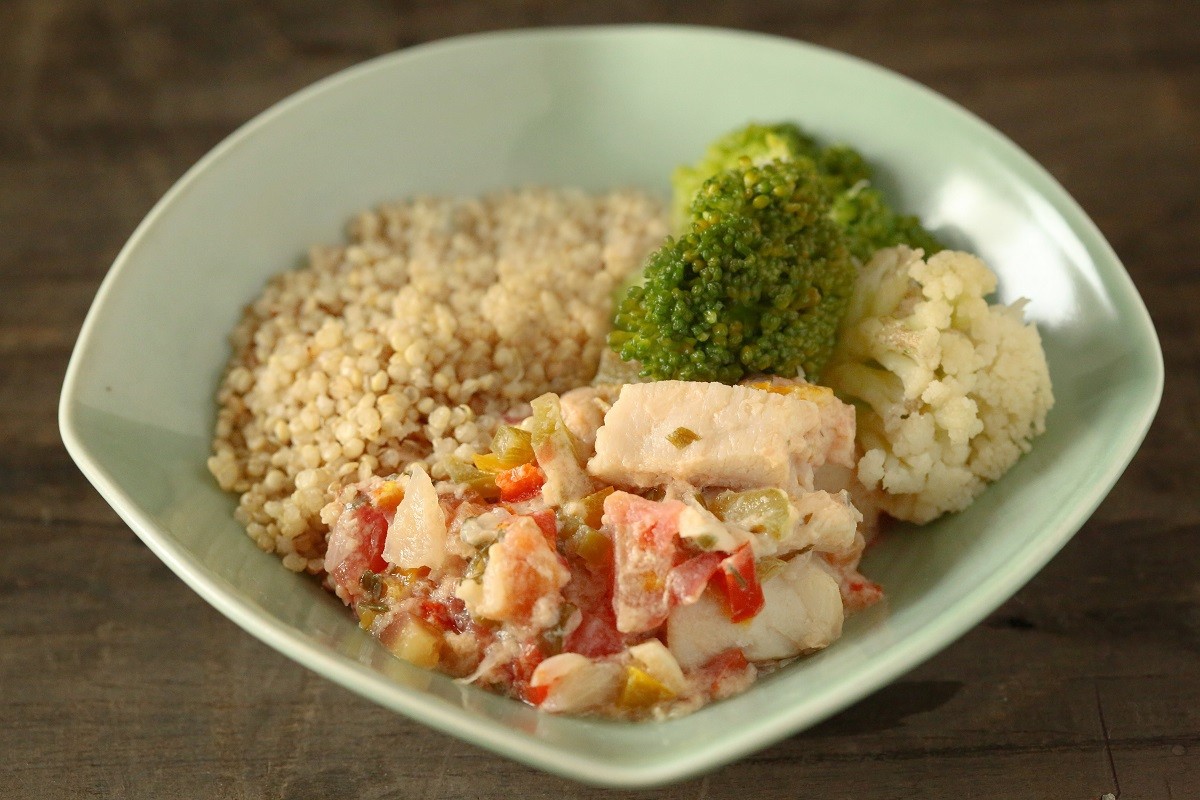 A moqueca vegetariana pode ser acompanhada de arroz integral e legumes (Foto: Joana Jakobowicz / Divulgação)