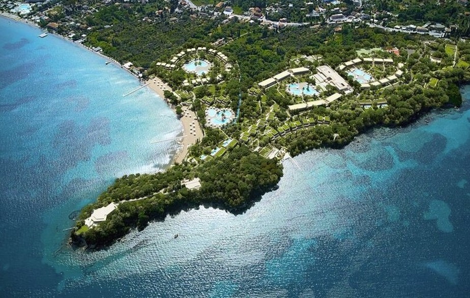 O Ikos Odisia, no extremo norte da ilha grega de Corfu, é um resort cinco estrelas com 395 quartos, suítes e bangalôs