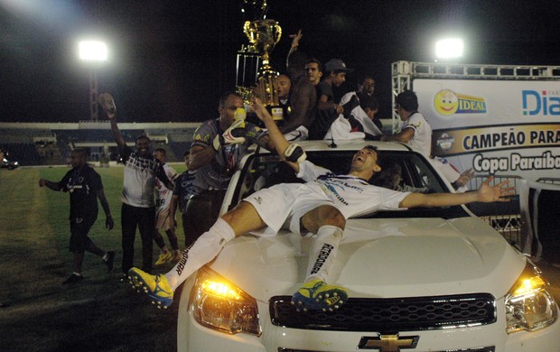 Jogadores do Botafogo-PB comemoram o título dentro do carro (Foto: Richardson Gray / Globoesporte.com/pb)