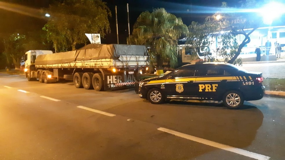 Caminh&atilde;o &eacute; apreendido com excesso de peso e carga falsificada &mdash; Foto: Divulga&ccedil;&atilde;o / PRF