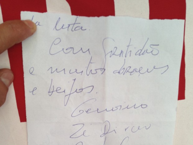 Verso da carta escrita por Genoino, Delúbio e Dirceu na prisão (Foto: Luciana Amaral/G1)